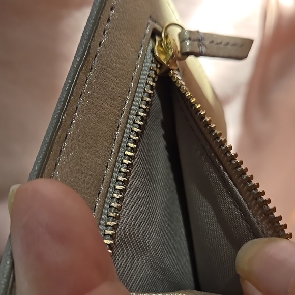 Fossil Women's Shimmering Gold Bifold Snap Wallet EUC - Picture 5 of 5